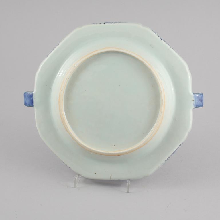 VÄRMEFAT, porslin, Kina, omkring år 1800.