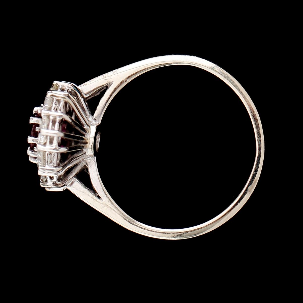 RING, 18 k vitguld, rubin och briljantslipade diamanter.