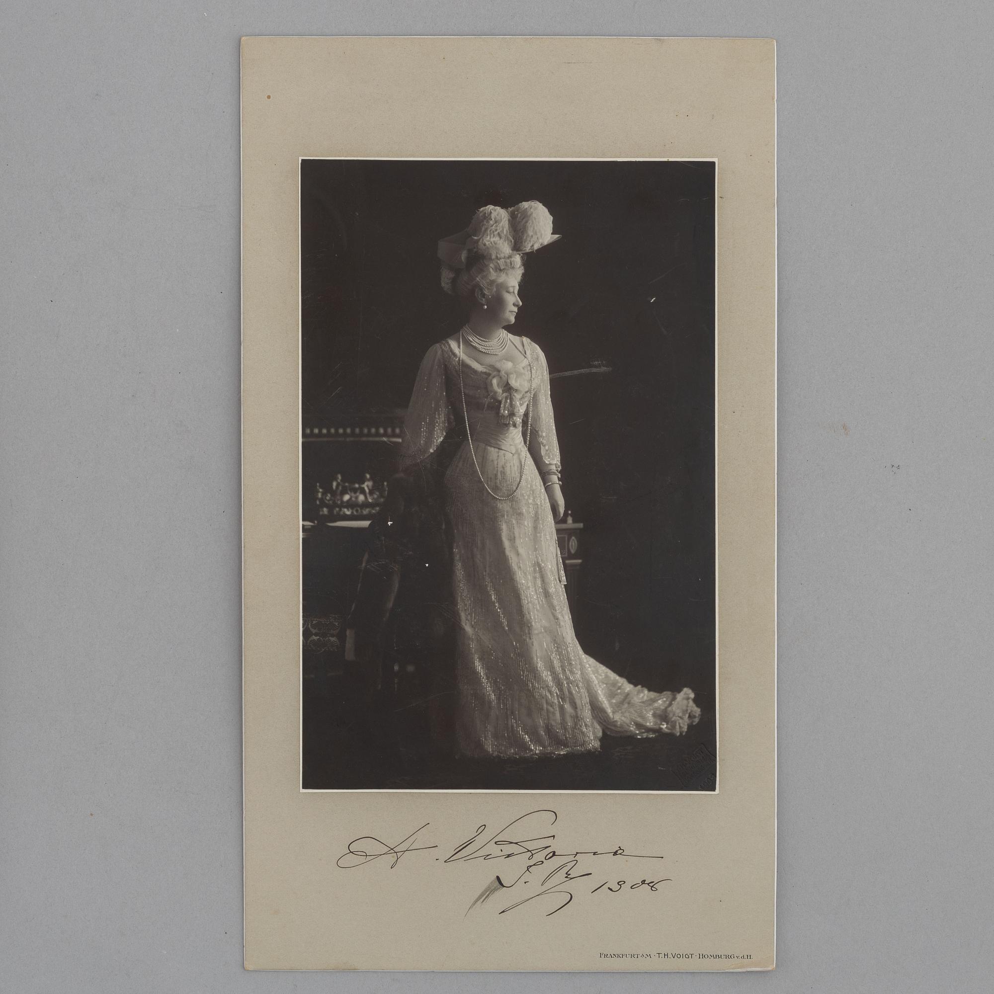 Tyska kungliga fotografier, 2 egenhändigt signerade, daterade 1899 och 1908.