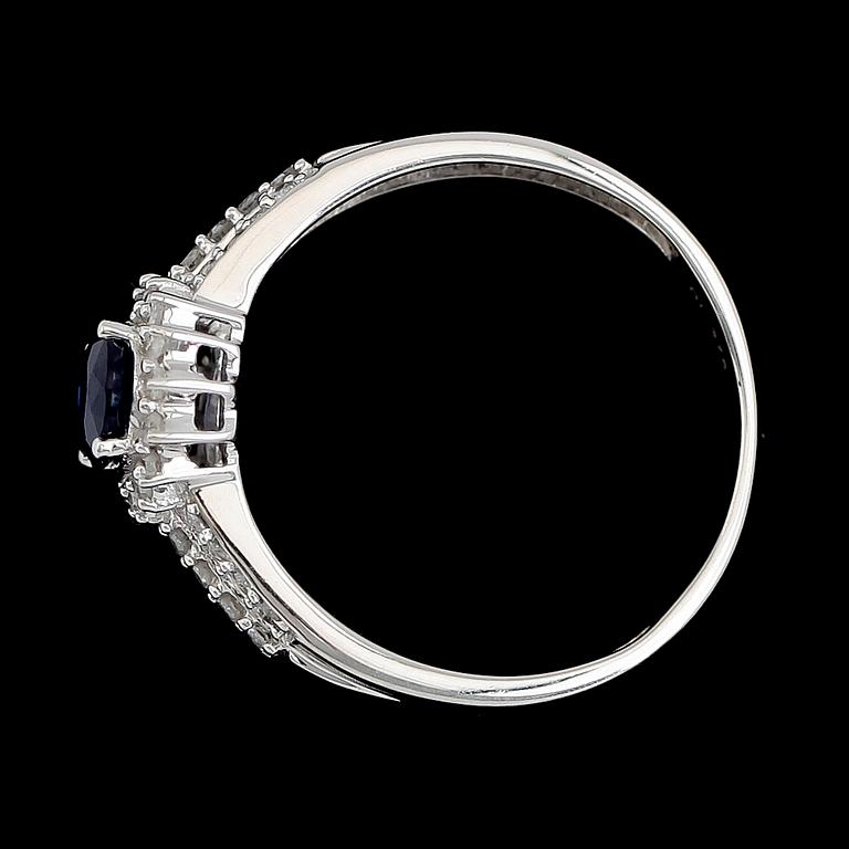 RING, 10K vitguld, safir, diamanter tot ca 0.56 ct.