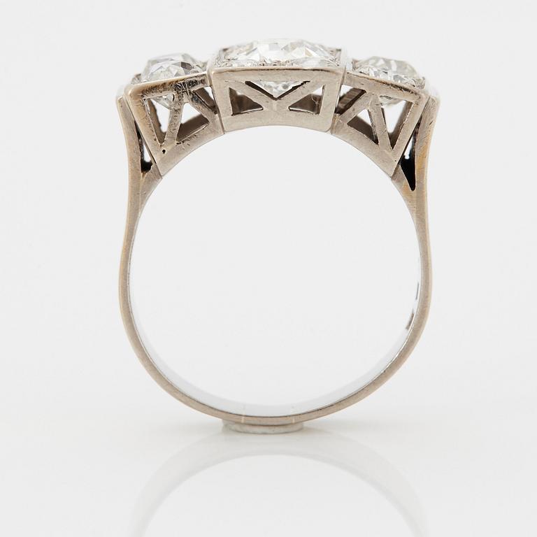 Ring 18K vitguld med gammalslipade diamanter.