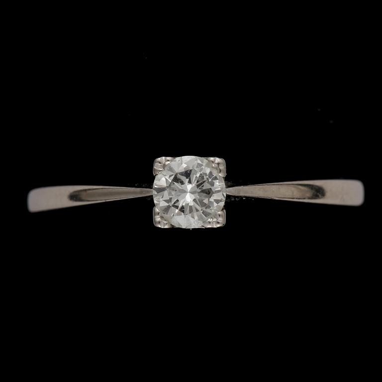 RING, 18k vitguld med briljantslipad diamant ca 0,27 ct. Vikt ca 2,4 gram.