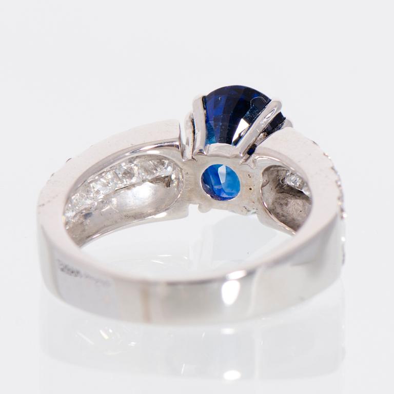 A RING, facetted sapphire, princess- and brilliant cut diamonds, 18K white gold.