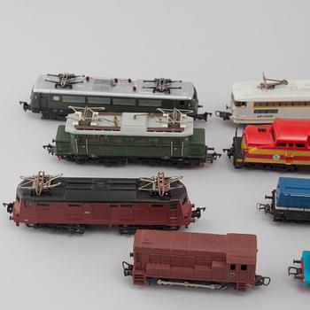 A collection of 34 model trains, Fleischmann among others, second half of the 20th century.