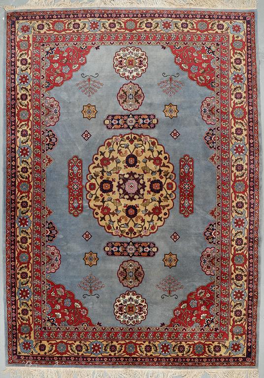 MATTA, Täbris-mönstrad. Ca 340 x 240 cm.