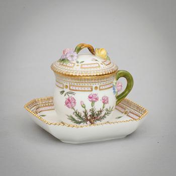 CREMEKOPP PÅ FAT, porslin, Royal Copenhagen "Flora Danica".