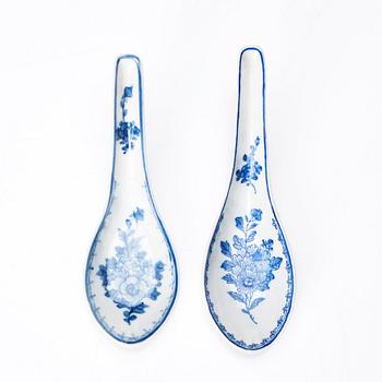 A set of eight blue and white spoons, Qing dynasty, Guangxus six character mark and period (1874-1908).