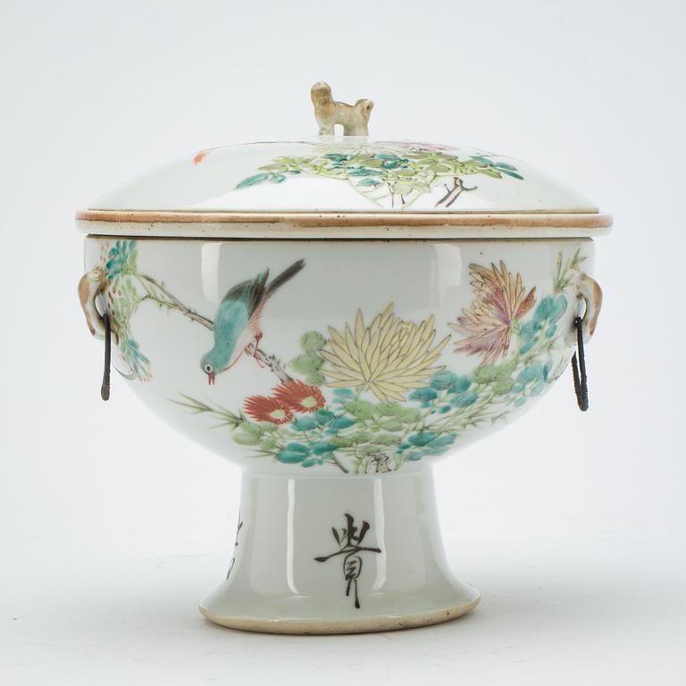 SKÅL PÅ FOT, porslin. Kina, sekelskiftet 1800/1900.