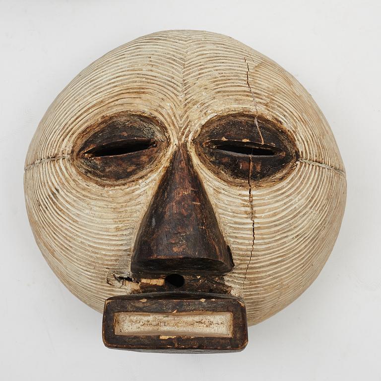 Masker, 4 st, enligt uppgift b .la från Yaure, Elfenbenskusten, Dan, Liberia, samt Luba, Kongo, 1900-talets andra hälft.