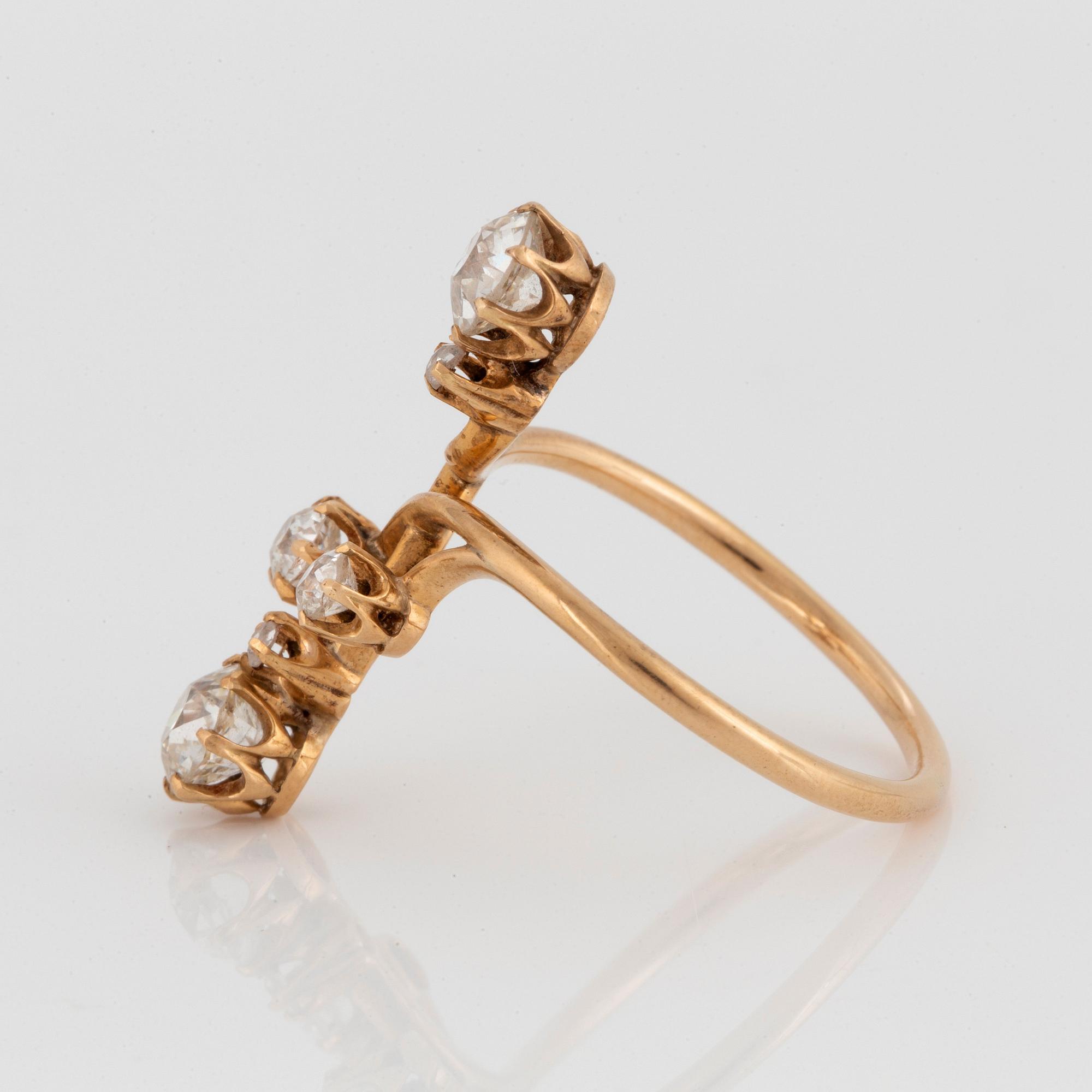 Ring 14K guld med gammal- och rosenslipade diamanter med total vikt ca 1.50 ct.
