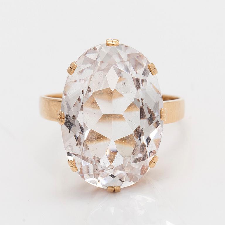 Ring, synthetic spinel, 14K gold. Peltonen & Kni, Helsinki 1963.