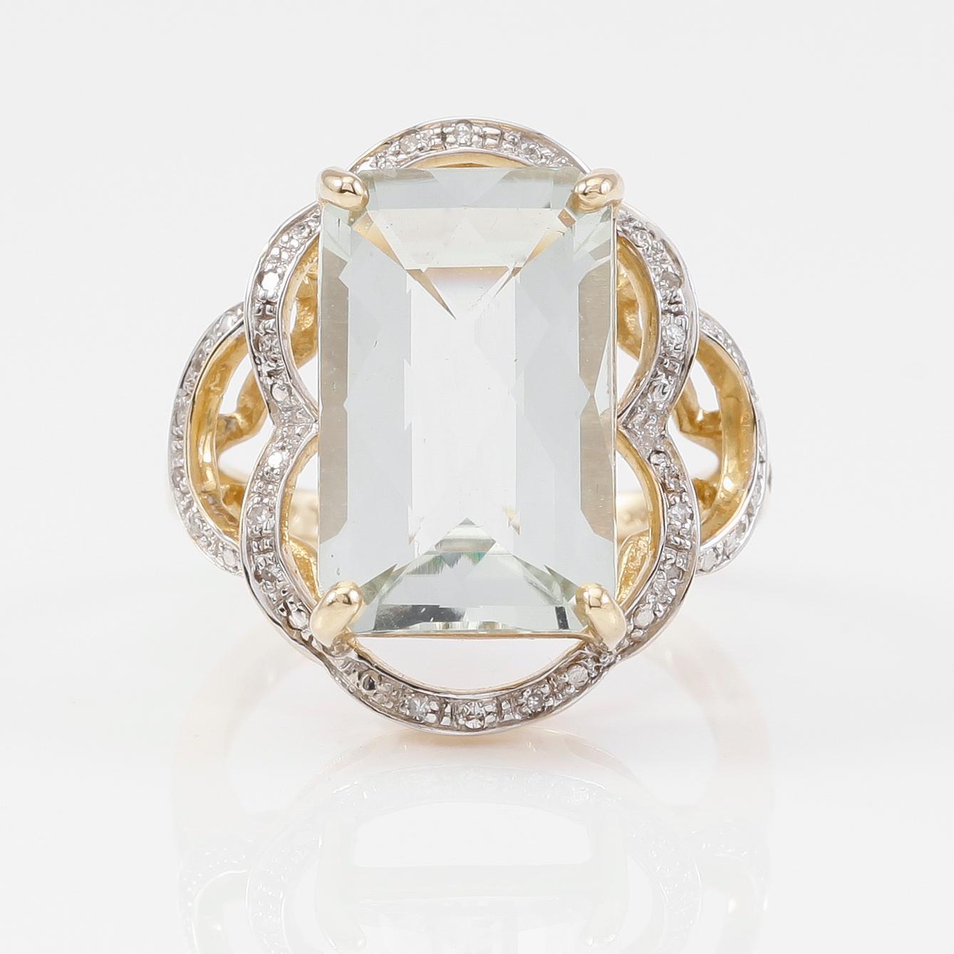 RING, 10K guld, mindre diamanter och grön kvarts.