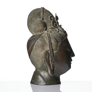 A large Chinese bronze head of Guanyin, late Qing dynasty, 19th century/around 1900.