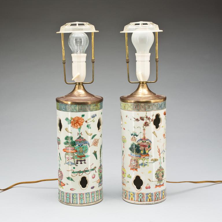 BORDSLAMPOR, ett par, porslin, Kina. 1800-tal.