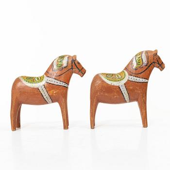 Dalahästar, ett par snarlika, allmoge, Nissergården Vattnäs, möjligen krusade av Karin Nisser, 1920-tal.