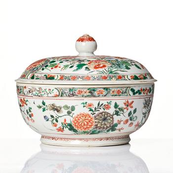 A famille verte tureen with cover, Qing dynasty, Kangxi (1662-1722).