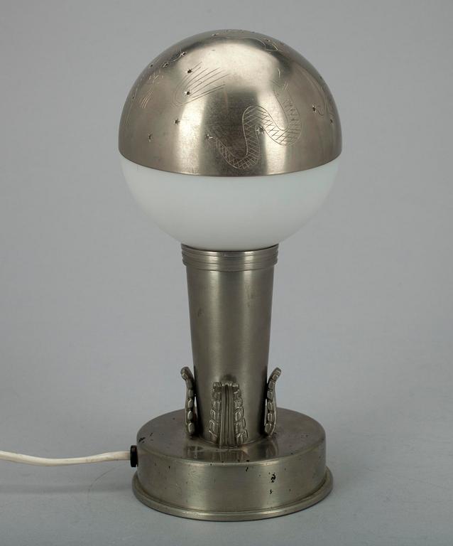 BORDSLAMPA, tenn samt glas, Ystad Tenn. LAMPETTER, ett par, tenn, 1920/30-tal.