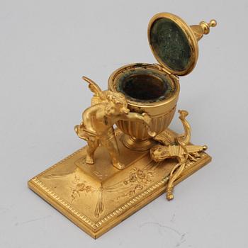 SKRIVBORDSUTENSILIER, 5 delar, mässing, 1800-talets senare del.