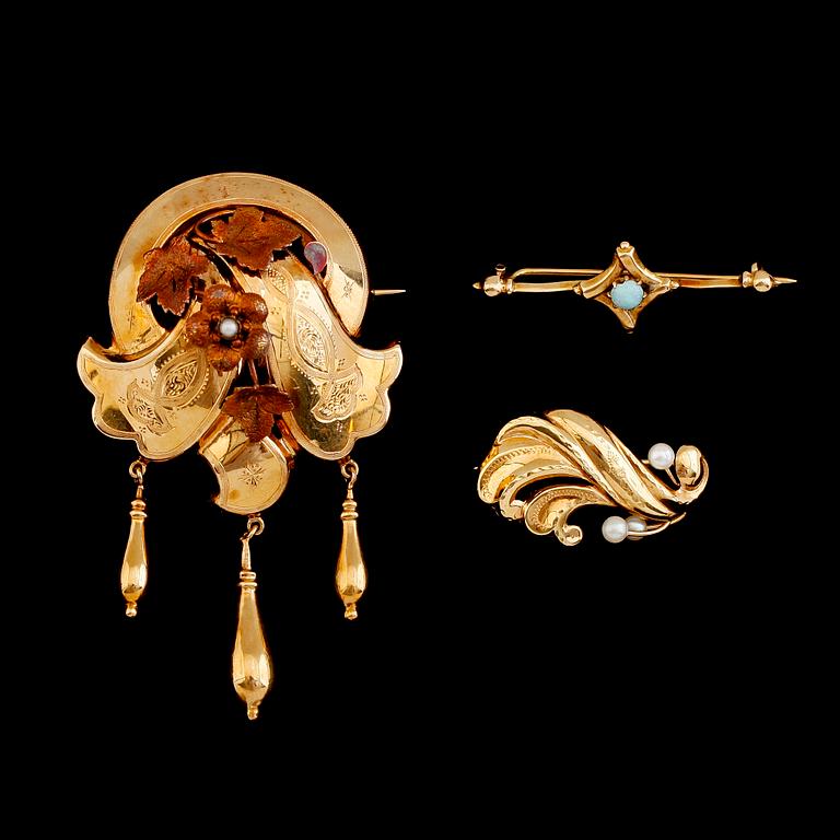 BROSCHER, 3 st, 18 k guld, 1900-talets första hälft. Vikt ca 9 gram.