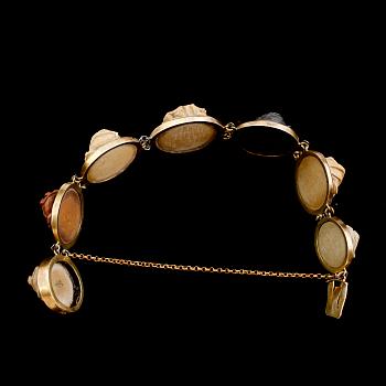 ARMBAND, lava och gulmetall, 1800-talets andra hälft.