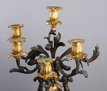 BORDSPENDYL med KANDELABRAR, ett par, Louis XV-stil, 1800-tal.