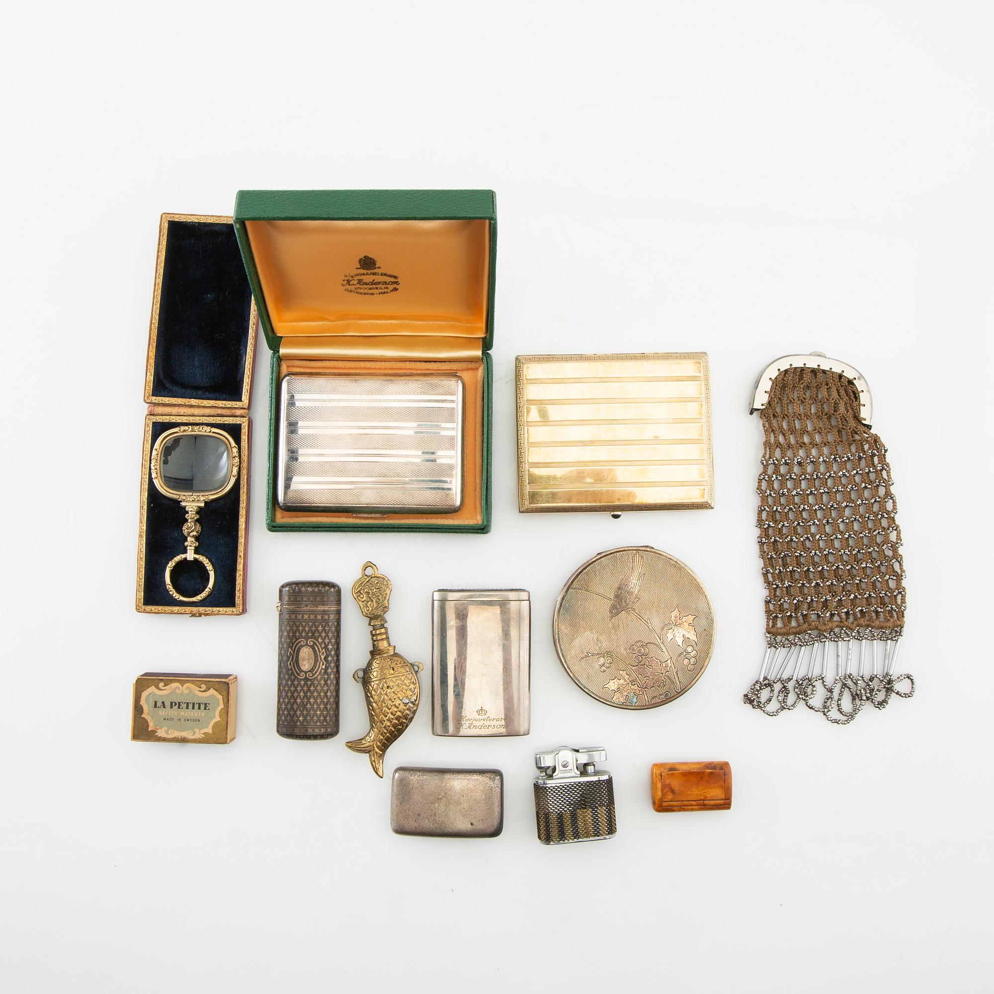 Various evening-related items such as cigarette cases, powder compacts, perfume flacons, etc., from the first half of the 20th century.