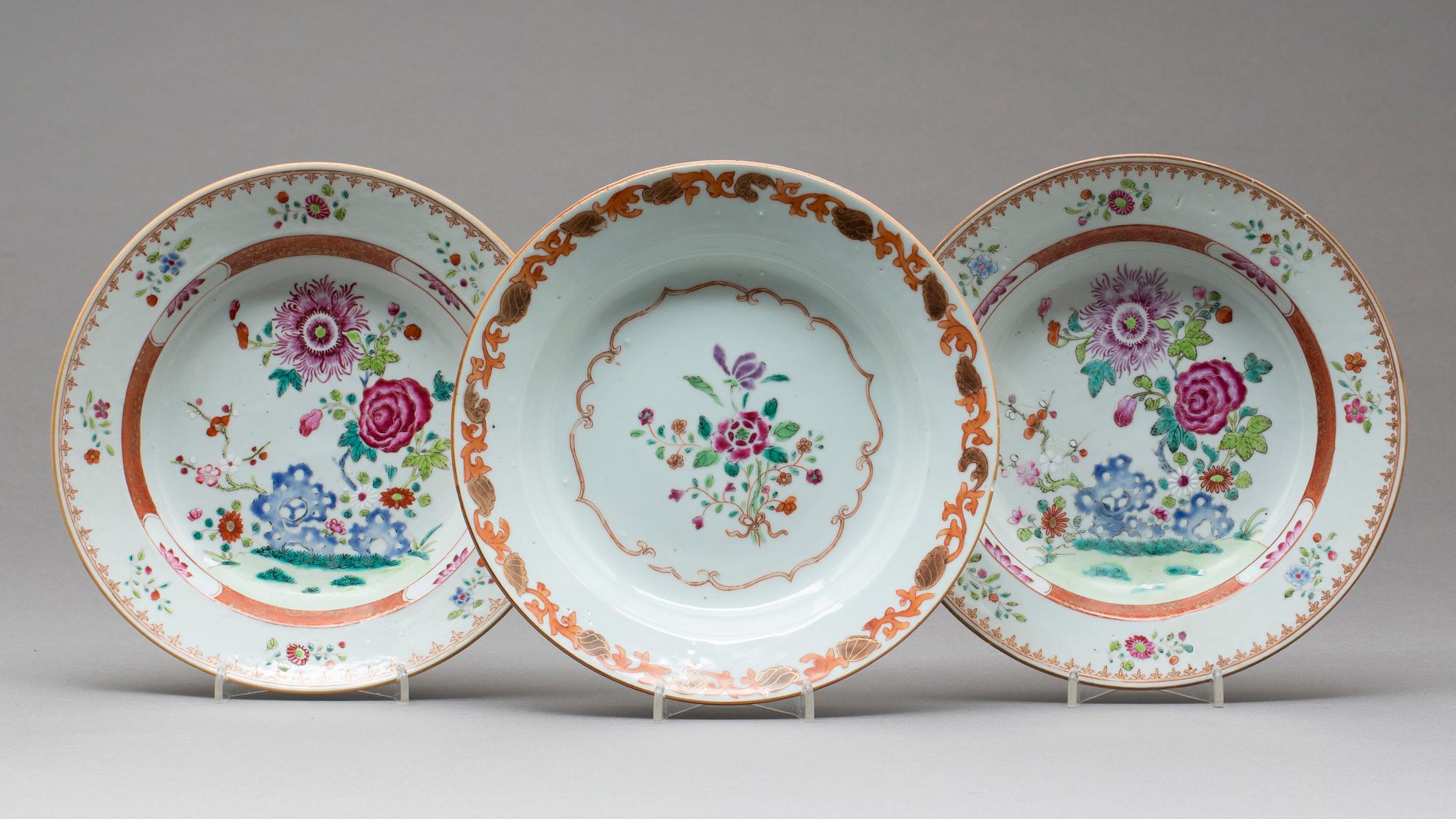 TALLRIKAR, djupa, 3 st, Kina Qianlong (1736-1795), porslin.