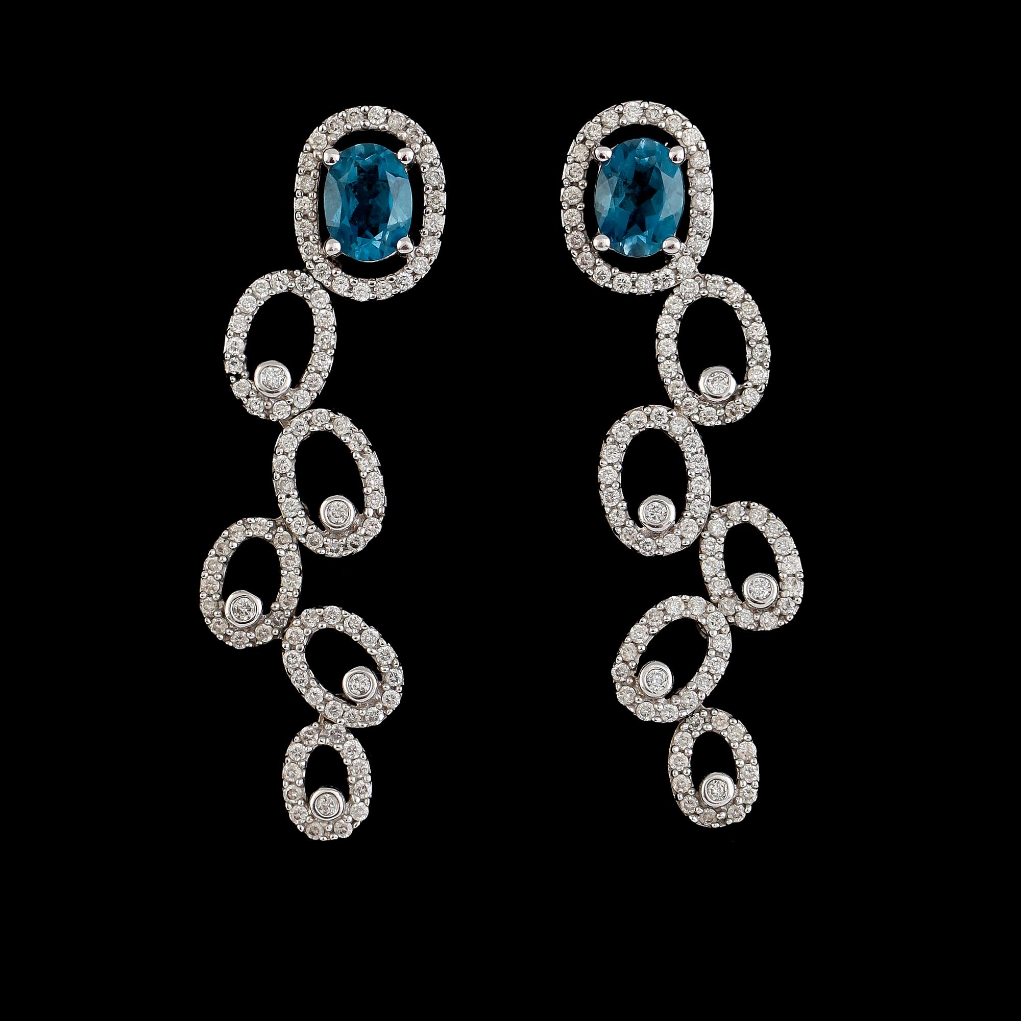 ÖRHÄNGEN, 1 par, 14K vitguld, briljantslipade diamanter tot ca 2.00 ct. Vikt ca 8 g.