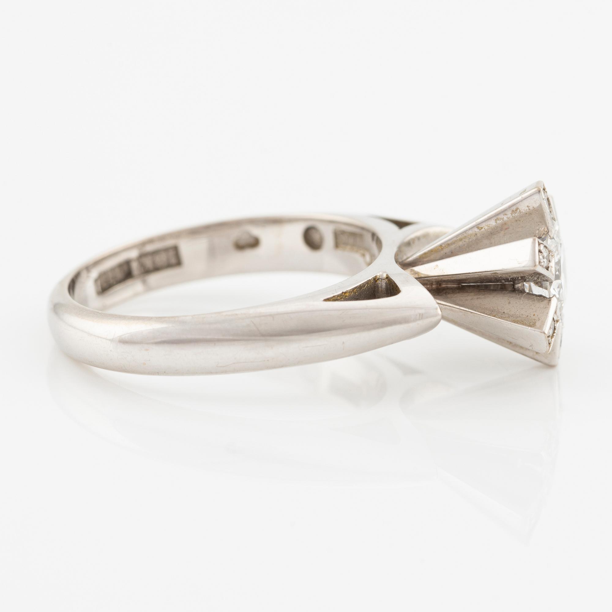 Ring 18K vitguld med runda brlljantslipade diamanter.