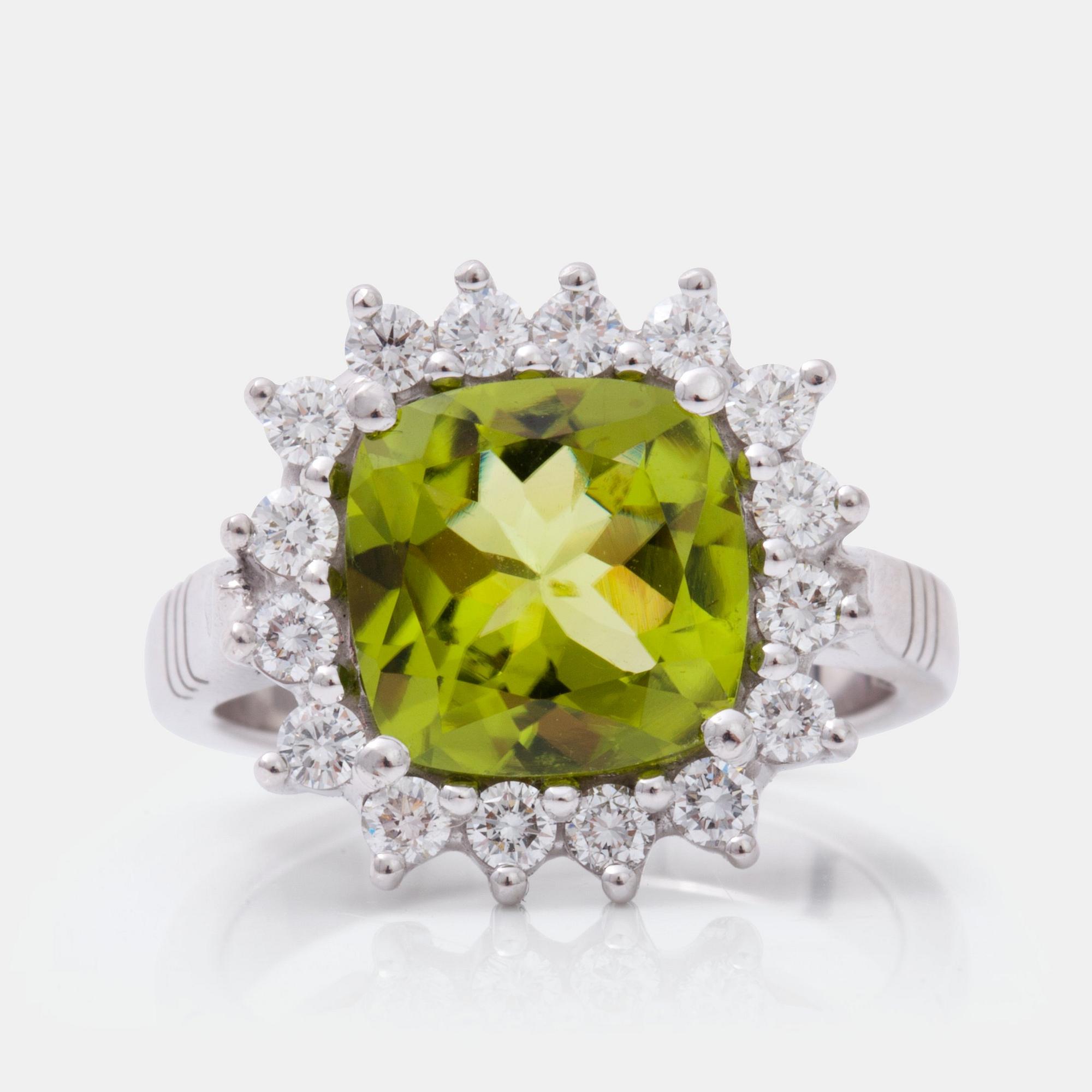 RING med peridot, ca 4.30 ct, samt briljantslipade diamanter totalt ca 0.65 ct.