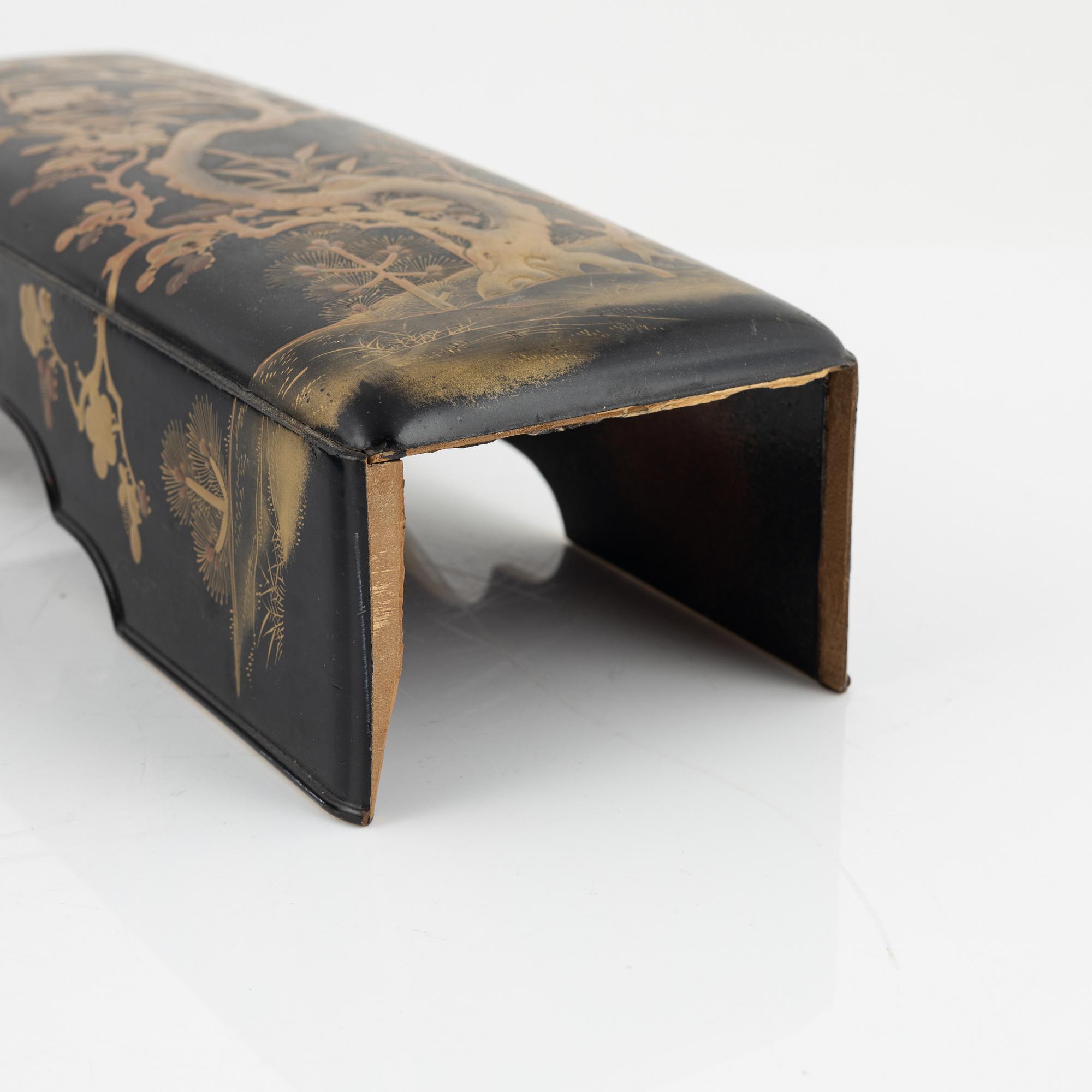 A Japanese lacquer box with cover, circa 1900.