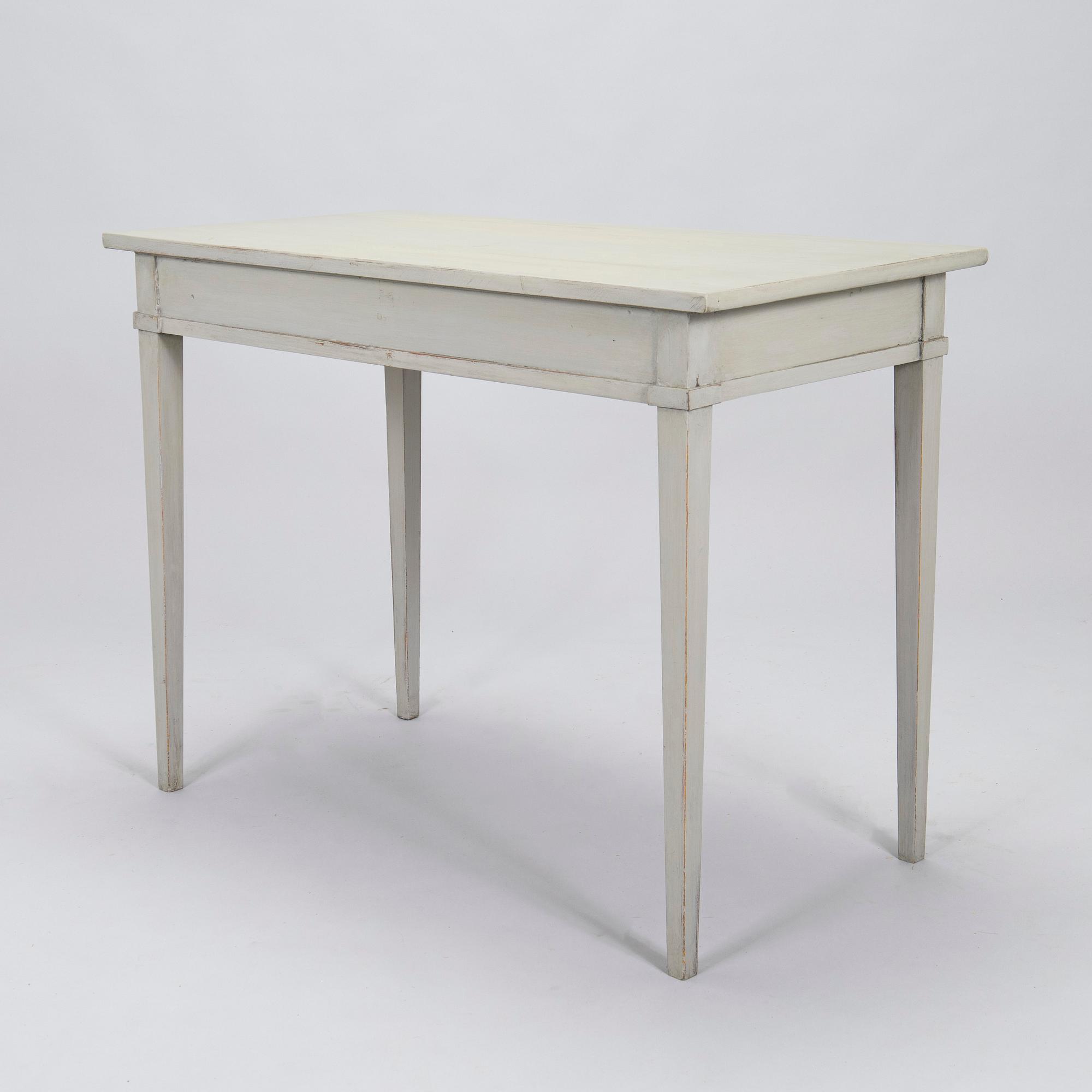 Skrivbord, gustaviansk stil, 1900-tal och stol, gustavianskt provinsarbete, 1700-talets slut.