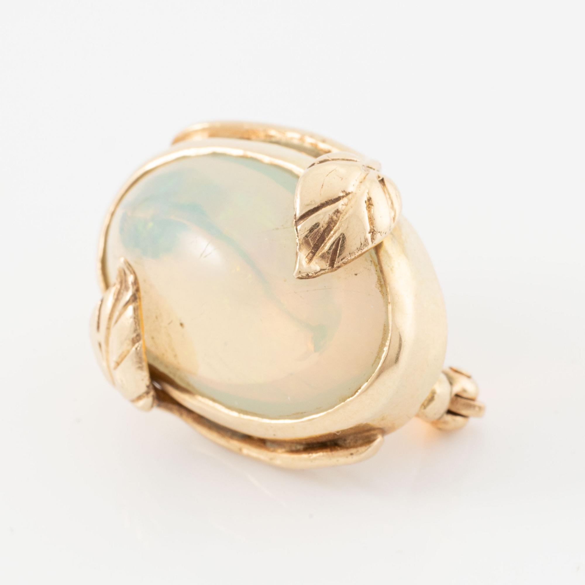 Brosch, 18K guld i form av löv med opal.