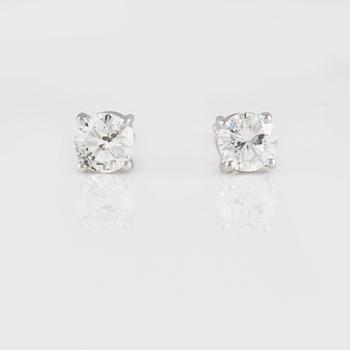 ÖRHÄNGEN, 18K vitguld med briljantslipade diamanter ca 0.65 ct. Vikt 1,5 gram.