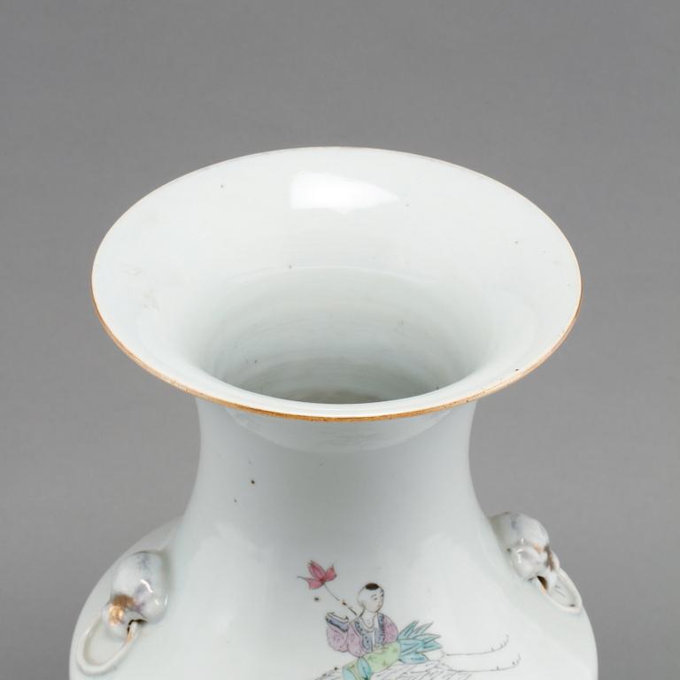 GOLVURNA, porslin, Kina, 1800-tal.