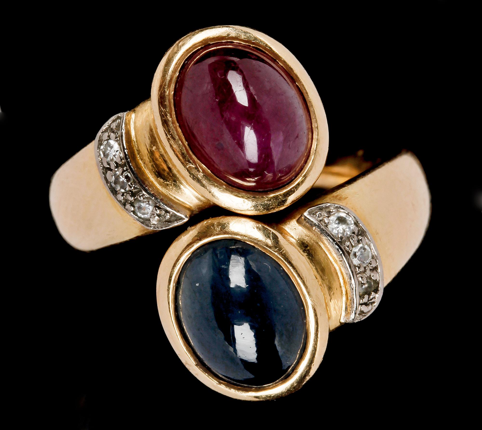 RING, 18 K guld, diamanter och cabochonslipad safir och rubin samt små diamanter.