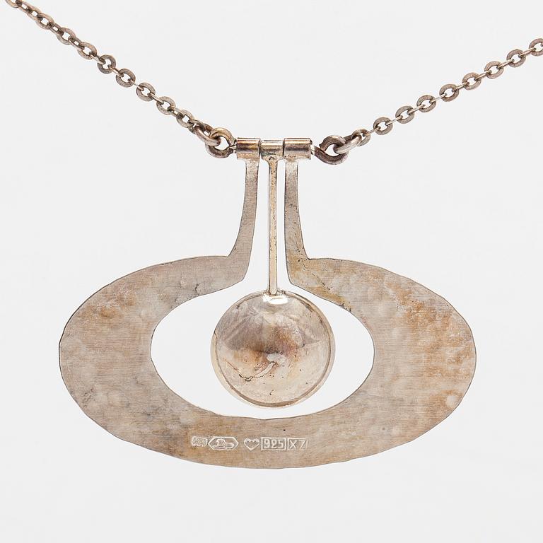 Tapio Wirkkala, riipus, "Päärynä", sterlinghopeaa, ja ketju. Kultakeskus, Hämeenlinna 1975.