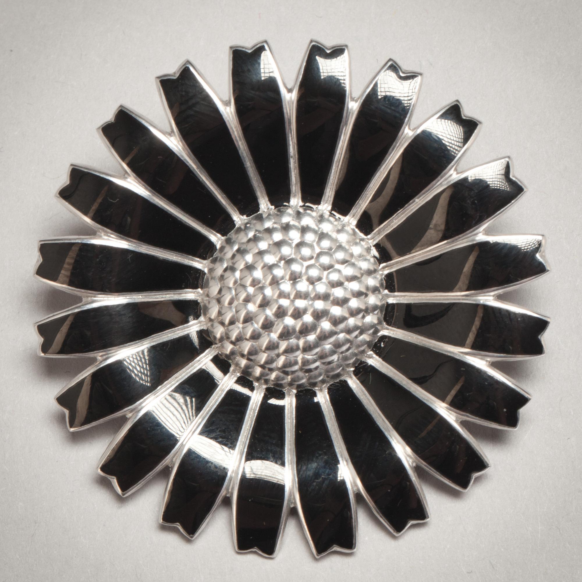 BROSCH, sterlingsilver och emalj, Georg Jensen. Danmark. Tot 16,5 g.