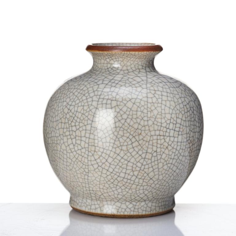 A ge glazed globular vase, Qing dynasty, possibly 18th Century.
