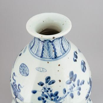 A large Chinese blue and white double gourd vase, second half of the 20th century.