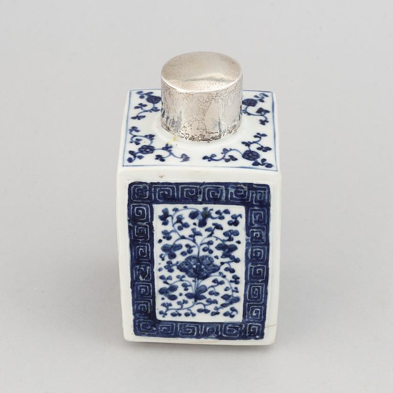 A blue and white export tea caddy, Qing dynasty, 18th century.