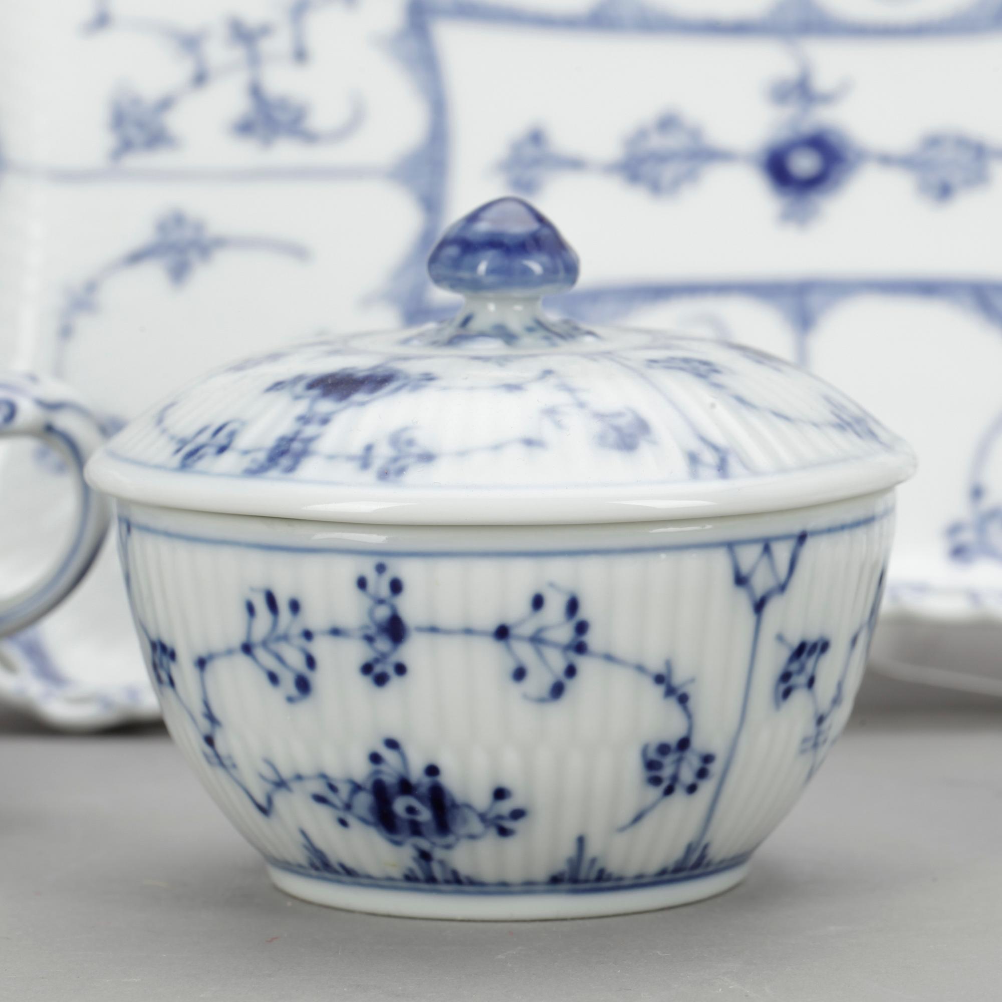 SERVISDELAR, 82 delar, porslin, "Musselmalet" Royal Copenhagen, 1900-talets andra hälft.