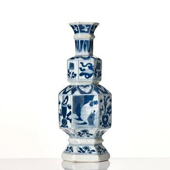 A blue and white vase, Qing dynasty, Kangxi (1662-1722).