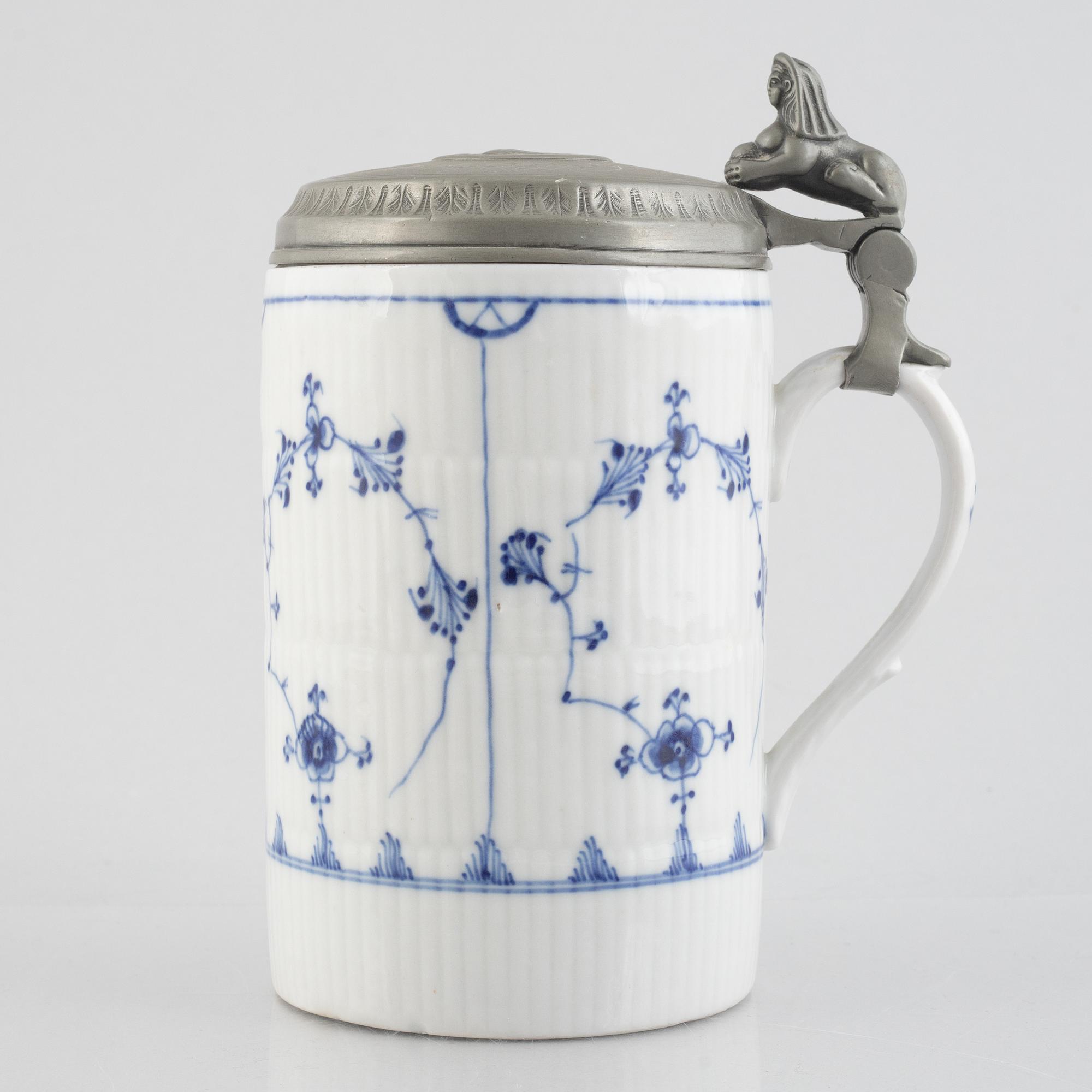 A 'Blue Fluted Plain' / 'Musselmalet rifflet' beer mug with pewter fittings, Royal Copenhagen, first part of the 19th c.