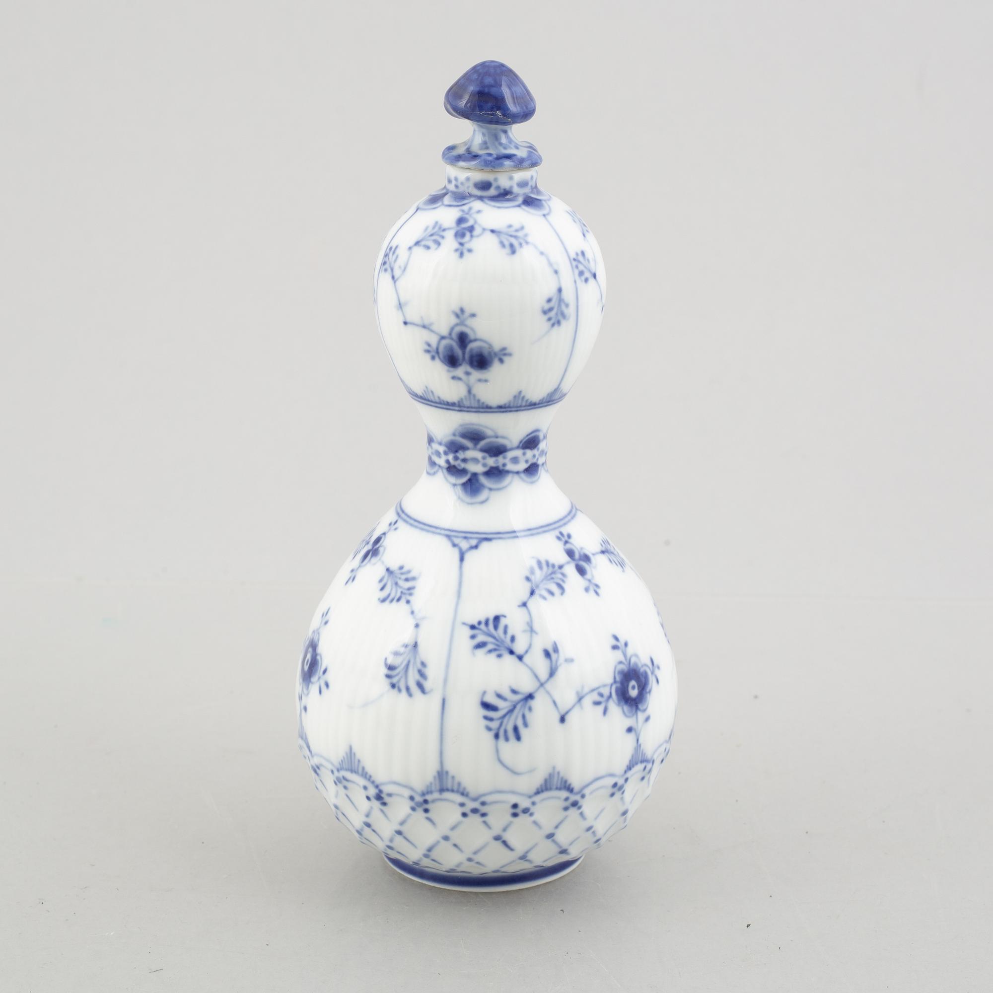 A 'Blue Fluted'/'Musselmalet' porcelain flask with stopper, Royal Copenhagen, model 121, 1893-1900.