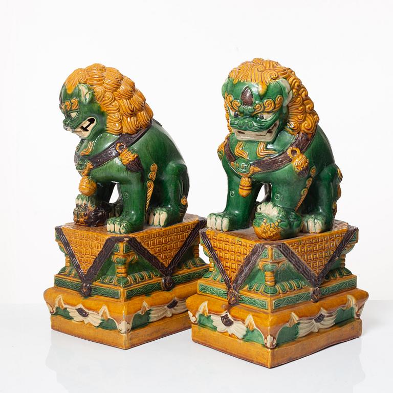 Fohundar, ett par, porslin, Kina, 1900-talets andra hälft.