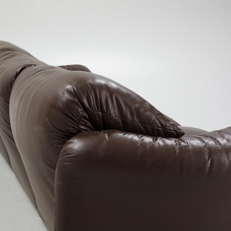 A Vico Magistretti leather sofa, "Maralunga" Cassina, Italy 20th century latter part.