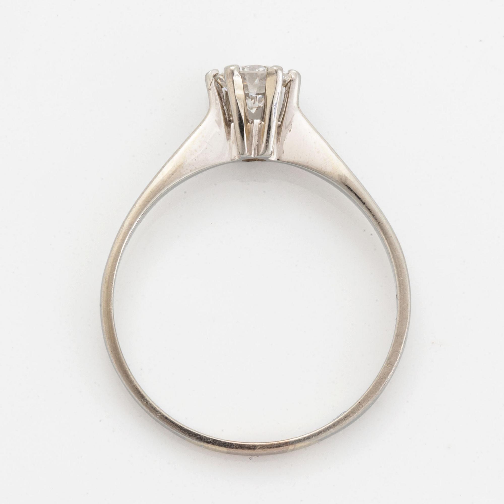 Brilliant-cut diamond ring.