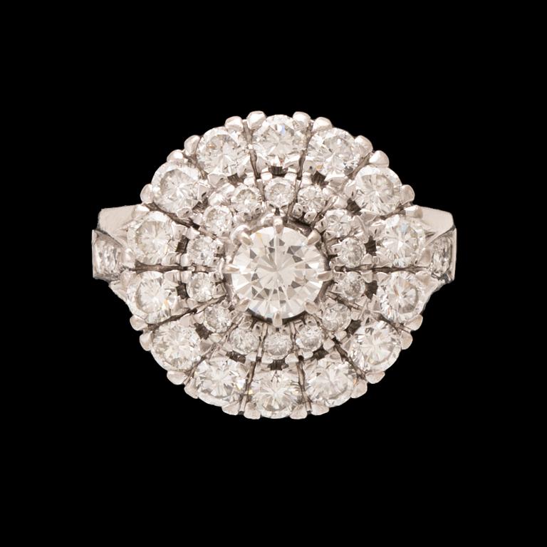 An 18K white gold ring/cocktail ring with round brilliant-cut diamonds, Petterssons Eftr Juvelerar Ab Joh Stockholm 1945.