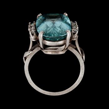 RING, 18k vitguld med briljantslipade diamanter tot ca 0,30 ct samt fasettslipad akvamarin. Vikt ca 10 g.